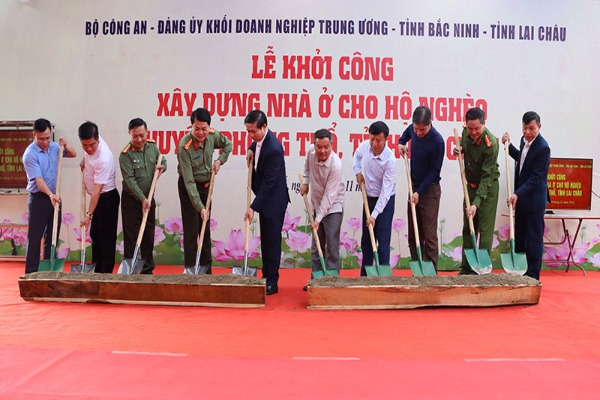 Các đại biểu làm lễ khởi công xây 600 căn nhà cho hộ nghèo ở huyện Phong Thổ kịp đón Tết Nguyên đán Quý Mão 2023